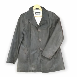 Skinnjacka  - Cool skinnjacka som jag köpt på beyondretro! Säljer då jag har alldeles för många liknande! Lite missfärgning inuti men annars i bra skick! Passformen är ganska oversized på mig, är 161.