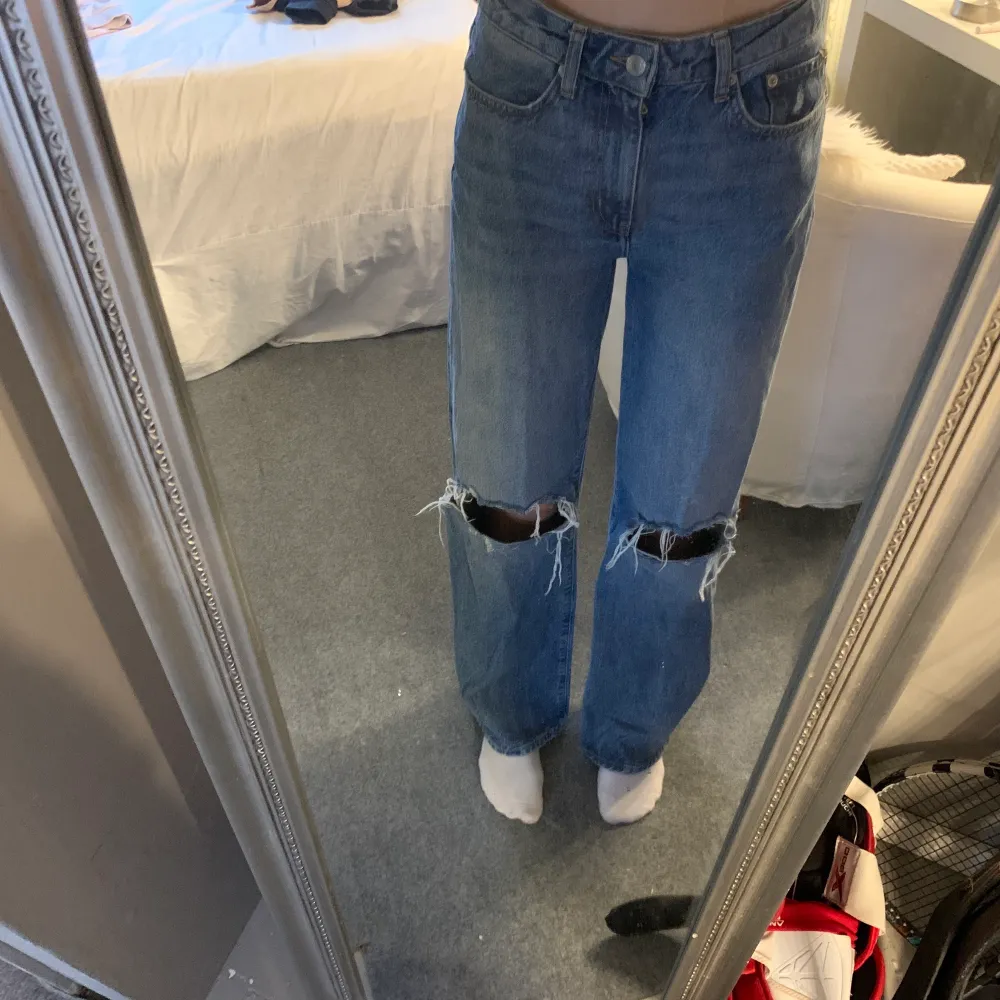 Säljer dessa jätte fina jeans från Lager 157, köpte dom för 300kr och dom är använda 2ggr eftersom dom är lite förstöra i midjan🤍 men annars är dom perfekta, man kan ha det mesta till dom vilket är super bra!. Jeans & Byxor.