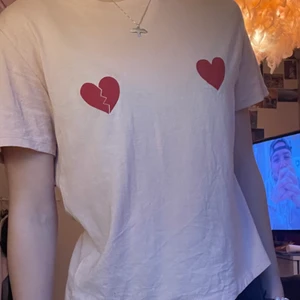 Rut & circle t-shirt storlek xs  - Köpt för flera år sedan men istortsett aldrig använd. Vanlig mjuk rosa t-shirt med två röda hjärtan på.❤️