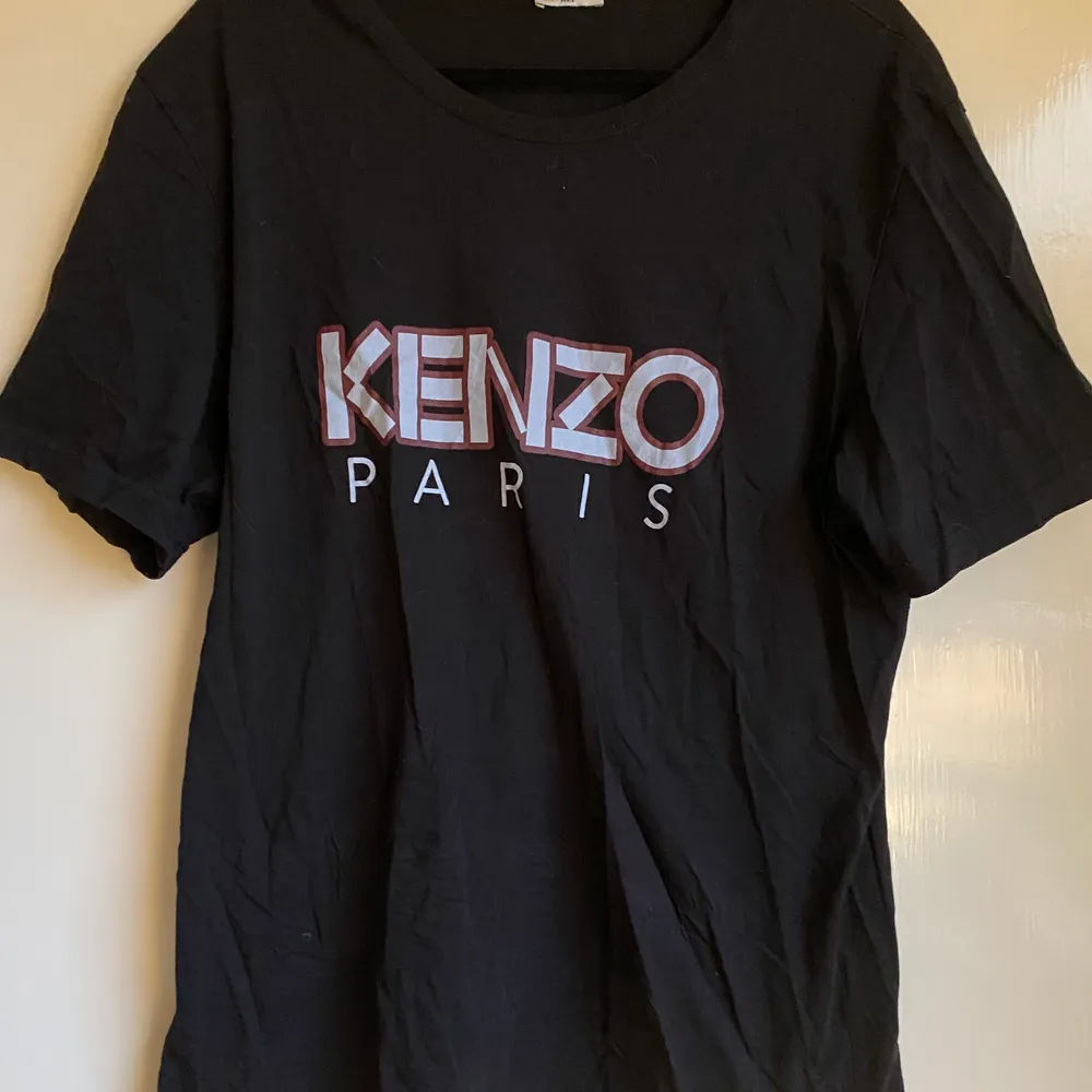 Säljer min Kenzo T-shirt. Passar Storlek M men passar S. Inga fläckar eller skador.. T-shirts.