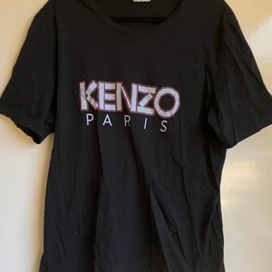 Kenzo t-shirt strl M - Säljer min Kenzo T-shirt. Passar Storlek M men passar S. Inga fläckar eller skador.