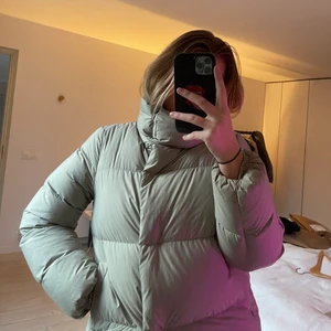 Massimo Dutti puffer jacket  - Massimo Duttis puffer jacket som är så himla fin, är i storlek M och passar perfekt som höst och vinter jacka. Skulle säga att färgen är lite mint grön o grå❤️ köparen står för frakt!