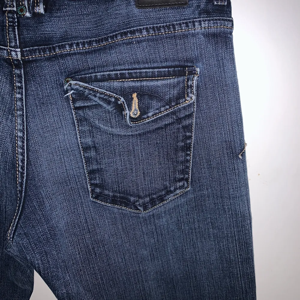Snygga lowrised jeans vintage, säljer pga för små fint skick,bra kvalitet. Skriv för fler bilder. Lägg bud i kommentarerna minst 10 kr mellan varje bud. En av ”looparna” för bälte är trasig men går snappt att fixa med lite nål och tråd! INTE SKINNY JEANS. ❤️. Övrigt.