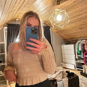  beige glittrig blus  - Väldigt fin beige glittrig blus som är i exakt samma passform som den lila som jag lagt ut på, aldrig använd och har även prislappen kvar så mycket bra skick              Pris: 100 + frakt
