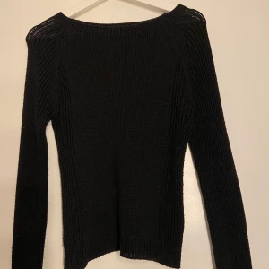 Svart stickad tröja - Fin