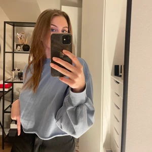 Blå croppad tröja - En fin croppad tröja i näst intill nyskick, säljer då den inte kommer till användning längre. Köpt för 199, säljer för 40:-💗