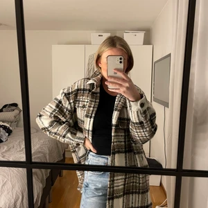 Overshirt jacket i stl. M - Overshirt jacket/ skjortjacka rutig lång i modell från Only. Storlek M, aldrig använd✨