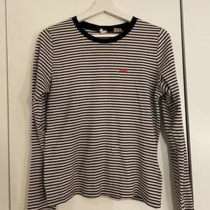 Tröja från Levi’s i stl. L - Randig tröja från Levi’s i storlek L (mer som en M). 
