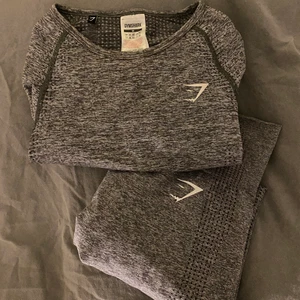 Gymshark grått träningset  - Grått träningset från gymshark💖 modellen VITAL SEAMLESS, toppen storlek M, tightsen storlek S😋 som nya, använda ett fåtal gånger! Nypris 950kr för både, mitt pris 500💖
