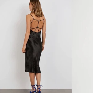 Svart silkesklänning - Säljer min snygga silkesklänning💕 storlek 38 och helt oanvänd, lappar kvar!! Pm för frågor eller fler bilder. Säljer pga att den inte passar mig💋