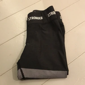 Stronger tränings-tights - Stronger tränings-tights i storlek XS. Svart-melerad färg med ”prickiga” sträck på benen. Använda men i väldigt fint skick. Nypris 699kr. Lite text som lossnat på insidan, allt helt på utsidan. Modellen heter Carma.