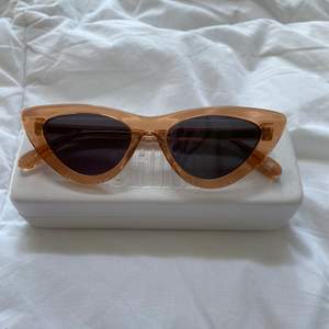 Säljer mina CHIMI solglasögon i modell 006 från core collection i färg Peach med svart glas. Helt oanvända, inga repor!