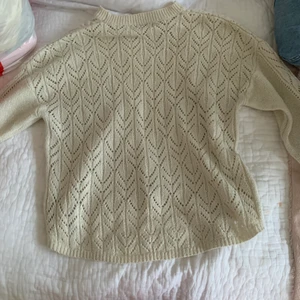 Stickad tröja  - Säljer min fina stickade tröja eftersom jag har en likadan. Passar perfekt nu till hösten med volangkjol.💗 Strolek xs men passar mer än S. Jätte fint skick. Skriv privat för mer information eller om du är intresserad. 