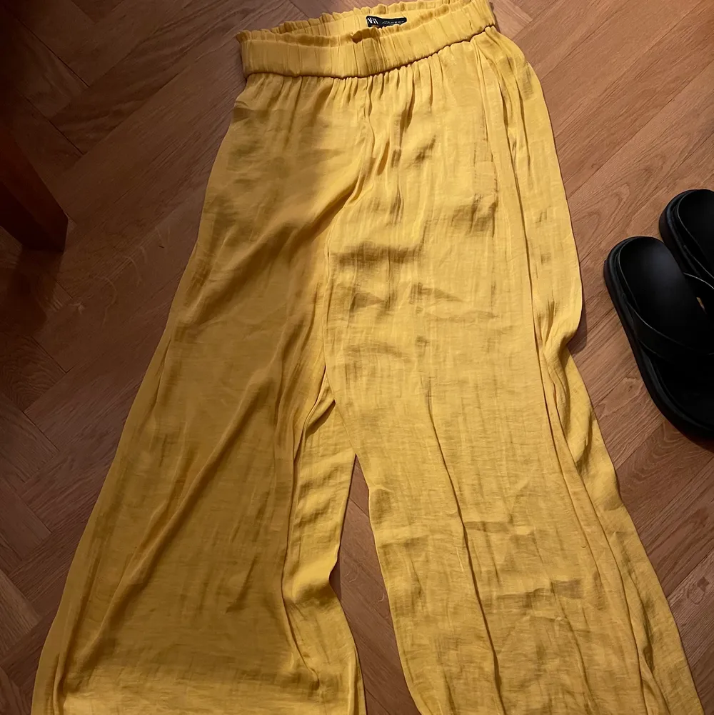 Ett par gula superhärliga ”satin” byxor från Zara, använda 4 gånger🤩☀️✨💫 passar bra på XS-M. Köpare står för frakten 66:- eller mötas i GBG. Jeans & Byxor.