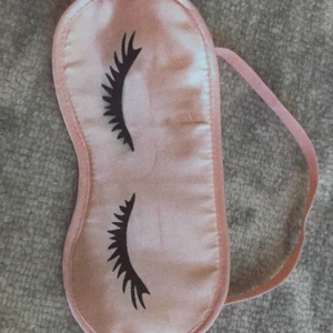 Sovmask  - En sovmask köpt från H&M för 30kr säljer för 15kr + 12kr frakt = 27kr totalt ❣️HELT OANVÄND❣️ skickas samma dag som du betalar 