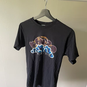 Kenzo T-shirt  - T-shirt från kenzo, med glittrigt tryck, inköpt för ett år år sedan men sparsamt använd. Frakt fastlås efter bestämmelse, köpare står för frakt📦