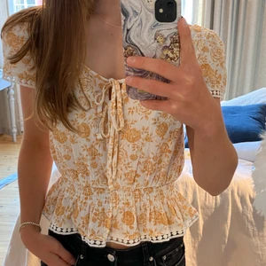 Topp från Minkpink - ”Kiss the stars top” i färgen ”golden” från Minkpink. Aldrig använd. Storlek M. 