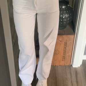 Raka jeans - Skit snygga vita raka jeans! Passar mig som är 169 och brukar ha xs/s i byxor