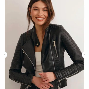 Bikerjacka nyskick - Bikerjacka från Chiquelle, använd 2-3 gånger så den är precis som ny. Något liten i storlek, så passar en 36a också. Kan skicka fler bilder vid intresse. Lånade bilder från Chiquelles hemsida. 