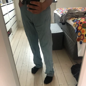 Feta Levi’s byxor! - Fets Levi’s byxor i en ”vatten” färg! Riktigt fet nyans av blå!! Passar mig som är 180 bra men skulle passa längre folk också(: Passformen är rak men lite ”vikt” längst nere! Finns en liten defekt som man ser på sista bilden. Inget som stör dock och som enkelt kan fixas! Möts i Malmö och tar Swish. Står ej för frakt eller postens slarv(: