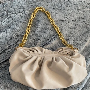 Väska - Säljer denna fina väskan som är stor och rymlig, aldrig använd 💖