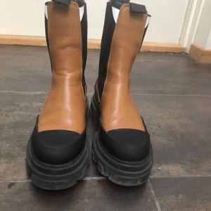 GANNI kängor  - Kängor från GANNI i brunt , storlek 37 .  Använda 3 ggr så är som nya. Nypris 3795 kr