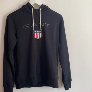 Gant hoodie - En sparsamt använd svart gant hoodie🤍🖤 Frakt tillkommer med 57kr 📦 