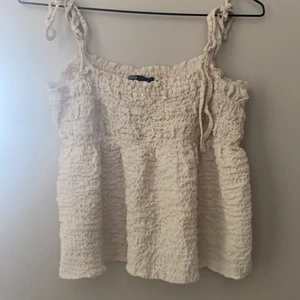 Zara topp - (Annons ute igen pga köpare inte svarade) säljer denna super fina helt slutsålda zara toppen, nästan nyskick använd 2 3 gånger (står ej för frakt) direkt pris 300 plus frakt❤️