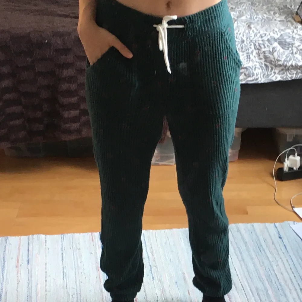 Gröna mjukisbyxor som sitter bra på mig (160 cm) skulle kunna ha dem om du är lite längre än mig. Jätte mjuka och varma. Reglerbar midja. Jeans & Byxor.