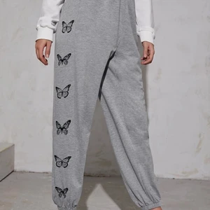 Mjukisbyxor med fjärilar - Ett par fina fjärils mjukisbyxor från shein. Helt oanvända därför att dem inte passa mig. Köparen står för frakten om man inte kommer och hämtar.