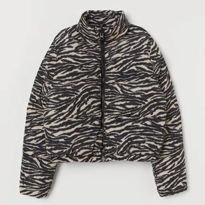 XS, beige/svart, zebramönster, höstig - Go kvalitet, helt ny, beige, zebramönstad, Jackan har en hög krage och kontrastfärgad dragskedja samt dolda fickor med dragskedja fram.