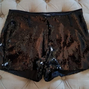 Fest shorts - Statment shorts med paljetter, perfekt för fest. Stl S, nyskick (oanvänd). Betalning sker genom swish och köparen står för frakten😁