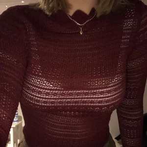 Röd topp - Vinröd genomskinlig spetstopp! Spårbar frakt 66 kr!