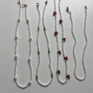 Egen gjorda halsband, kan designas själva och finns i färgerna blå, lila, rosa, röd, grön och vit.  Kan göras till armband. Görs unikt till dig så längden går att diskutera.