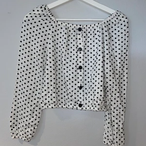 Prickig blus - Svart prickig blus