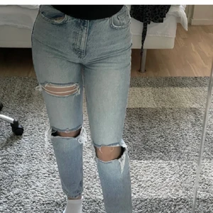 Jeans - Säljer ett par jätte fina jeans som är för små för mig, de är köpta från Plick. (Lånad bild) 