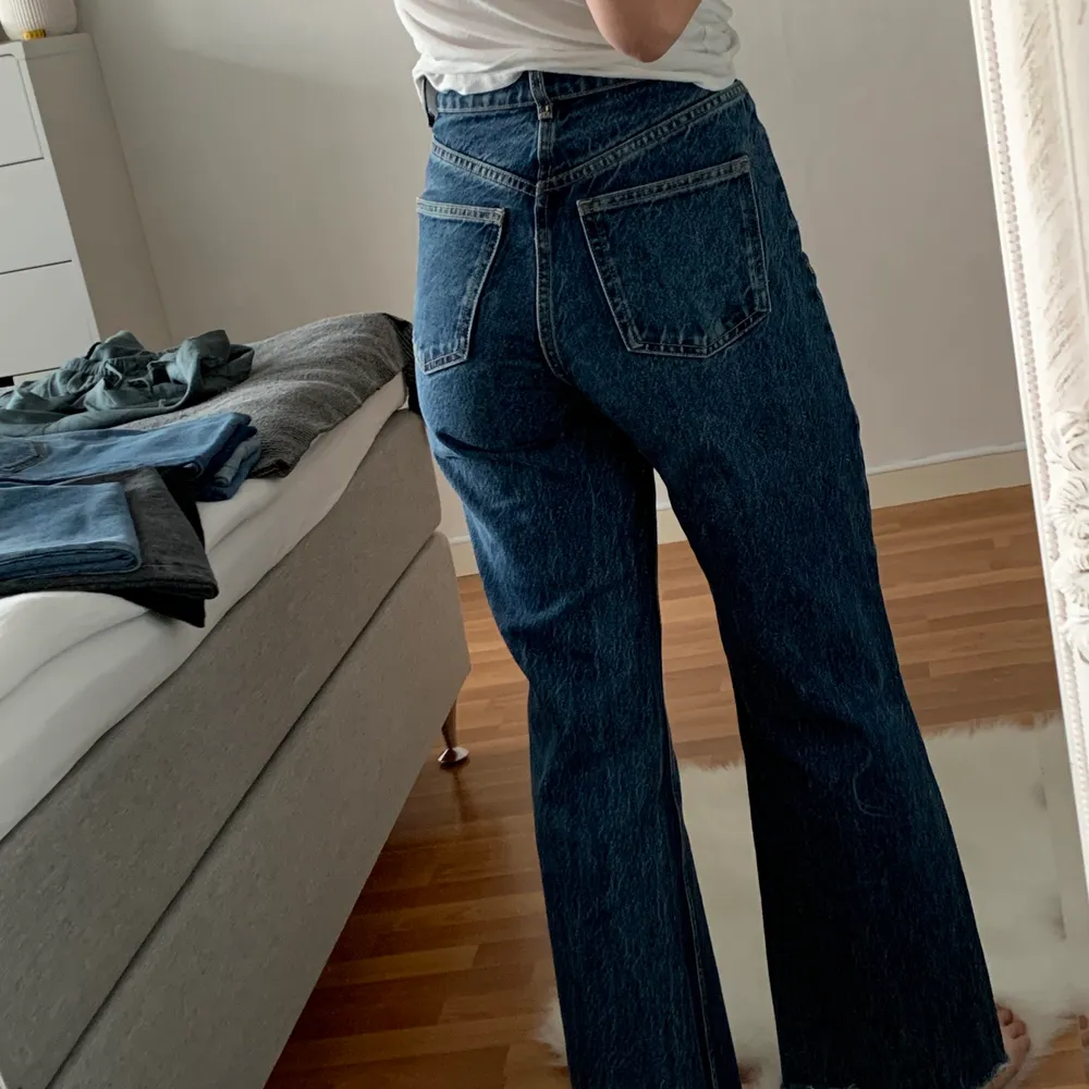 Marinblå jeans köpta från zara för 400kr. Säljs pga att de inte kommer till användning. Är 165cm. Köparen står för frakt. Kontakta vid fler bilder och mått💗. Jeans & Byxor.