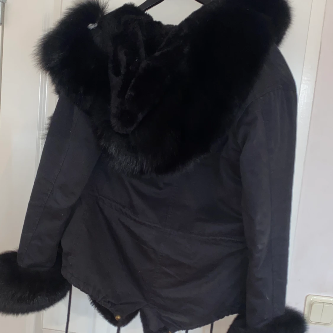 Svart Kort Pälsjacka