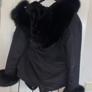 Svart Kort Pälsjacka - Använd några gånger. Säljer pga för liten. Strl S. Köpt för 4800.