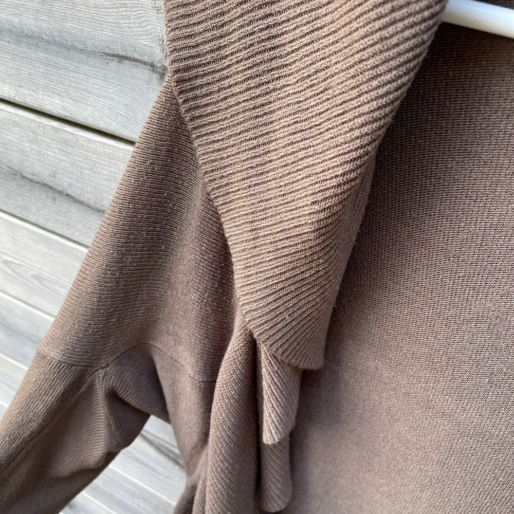 Söt och jätteskön brun cardigan med volang, passar S/M . Tröjor & Koftor.