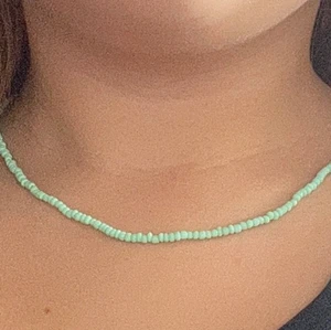 Halsband  - Pärl halsband med justerbart längd i bak.Färg Turkus 