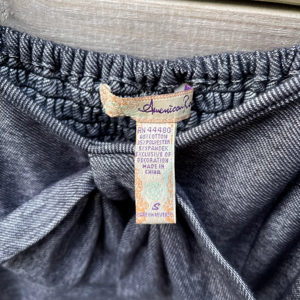 En söt byxdress i marinblått/svart med rosett framtill, justerbara band samt små fickor. Köpt i USA, passar XS/S. Klänningar.