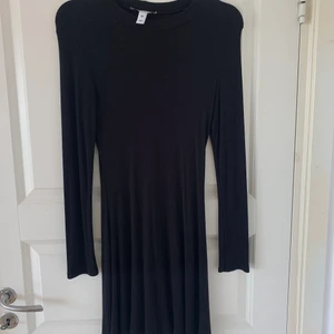 Klänning - Säljer två klänningar från Nelly. 1: Svart klänning med långa ärmar, bra passform. 2: ljusgrå klänning i mocka material, långa ärmar, fin passform vid höfter. Båda är i strl M, säljs för 70kr/st. Frakt tillkommer