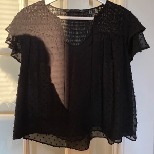 Topp från Zara - Svart topp med volangärmar från Zara. Nyskick. Storlek XS men passar även mig som brukar ha S. 