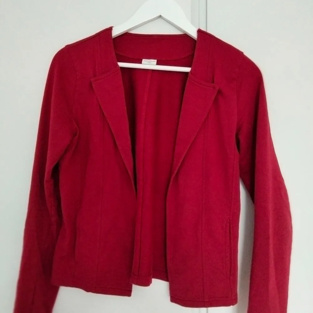 Röd blazer i mjukt, skönt tyg som håller dig varm. Storlek XS. Jag har själv storlek 36/38 (XS/S). Toppen är köpt i London med märket Jacqueline de Yong. Använt mycket lite. Kostymer.