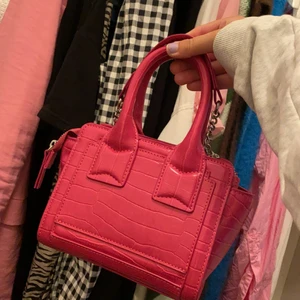 Väska från zara - Så fin rosa väska använd endast en gång! Så rymlig och najs att man kan ha den både som axelväsk och handväska 💕💕🧇