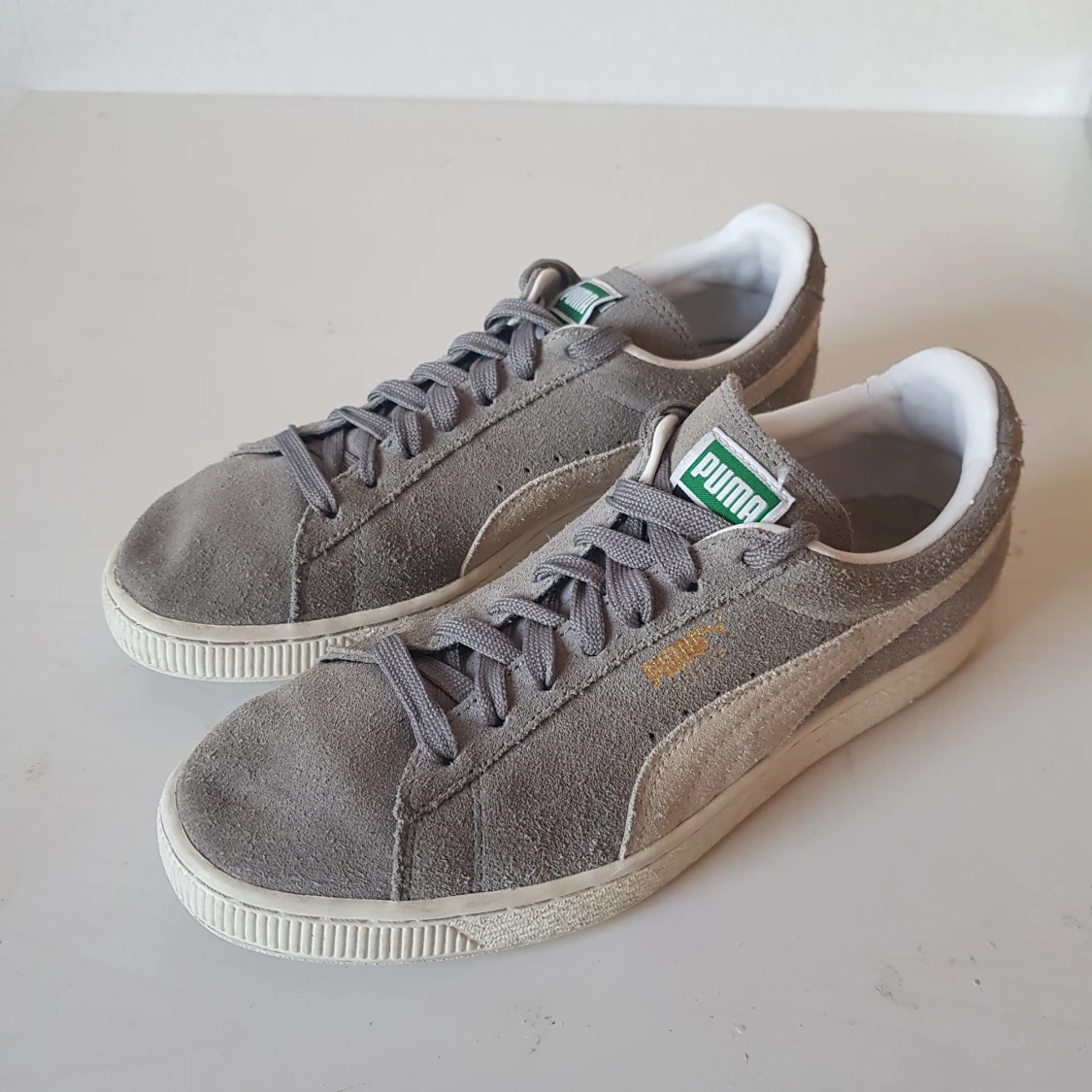 Puma sneakers i grå mocka strl 39