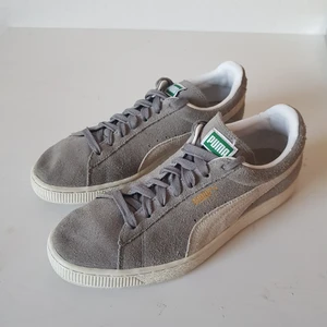 Puma sneakers i grå mocka strl 39 - Puma sneakers i grå mocka, strl 39. Fint använt skick. Inga fläckar, hål eller liknande. Fräschat upp och borstat dom. 
