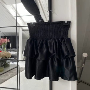 Volangkjol - Super fin svart volangkjol som är helt ny. Köptes för 500 på en butik, lappen är kvar. Den är i storlek M men jag anser att den passar S/M då den är liten i storlek. Den är dock super strechig och bekväm! Startar på 200kr som man får buda på eller köp direkt för 500kr🥰 (skicka dm för bud) Högsta bud hittils: 280kr