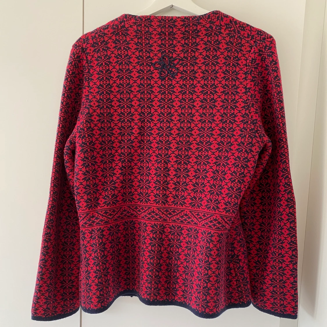 Mönstrad kofta strl L - 90